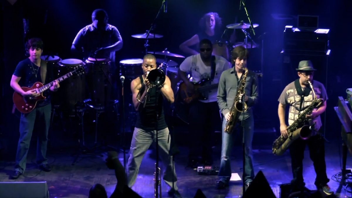 43566995-00_32_22_12-still012